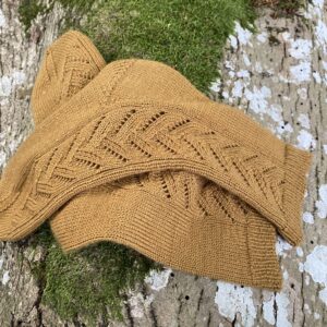 Två Branches sockar hängandes över en trästock.