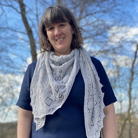 Johanna i med en spetstickad sjal runt halsen.